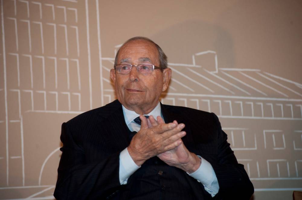 Richard DeVos clapping his hands.